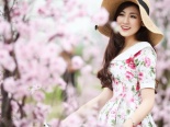 Á hậu Tú Anh đẹp mê hồn giữa vườn đào Xuân